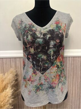 Decree Skull Heart Graphic Tee Gray Floral Print V-Neck Size Large